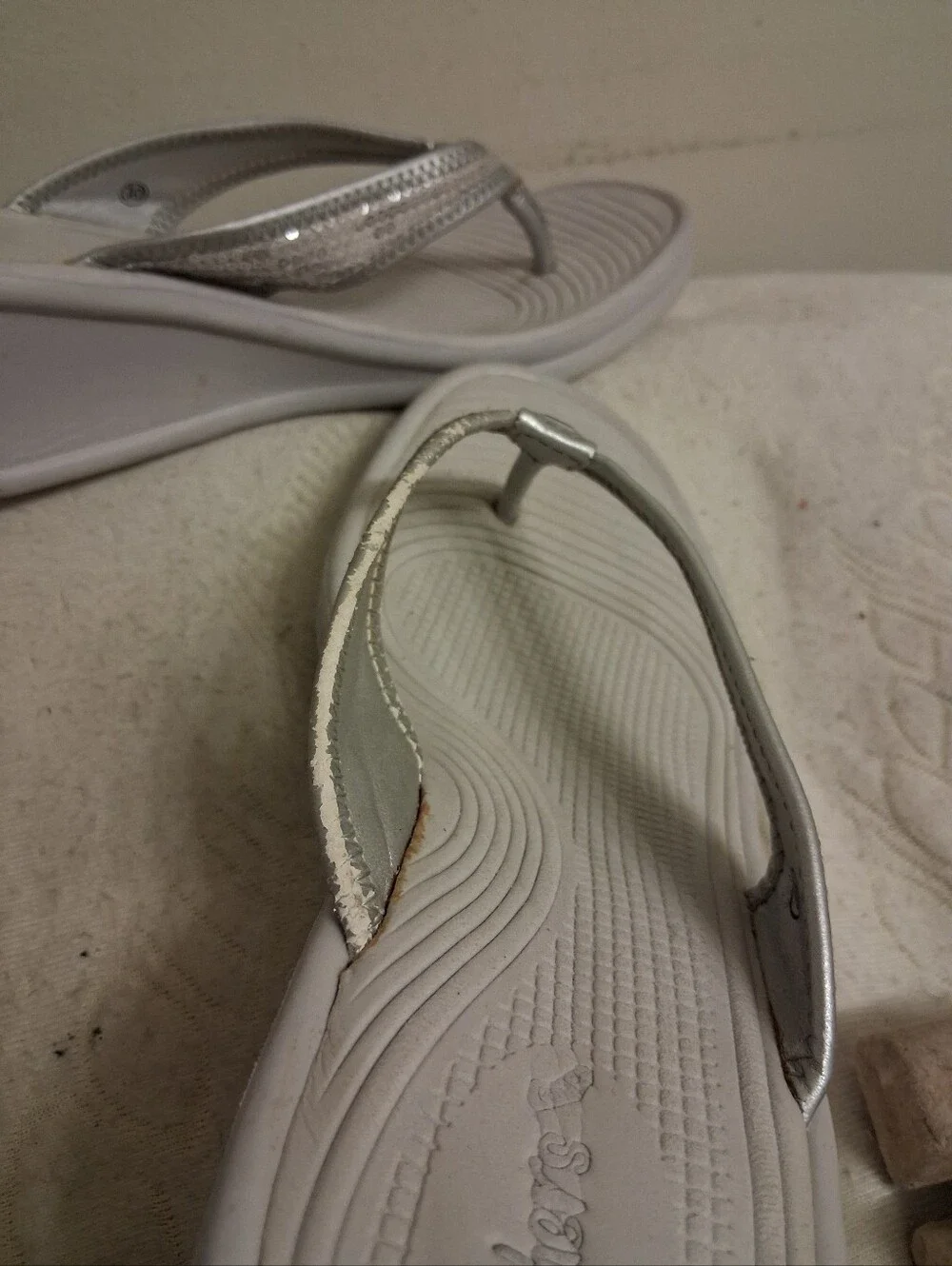 Womens Skechers Silver Sequin Wedge Flip-Flop Sandals - Size 10